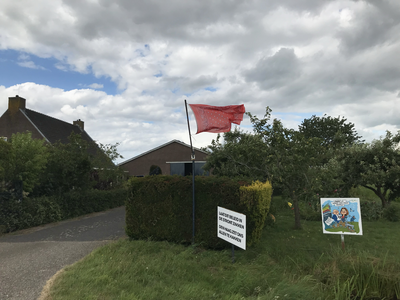 903277 Afbeelding van enkele protestborden en een boerenzakdoek als vlag bij een boerderij aan de Korssesteeg te ...